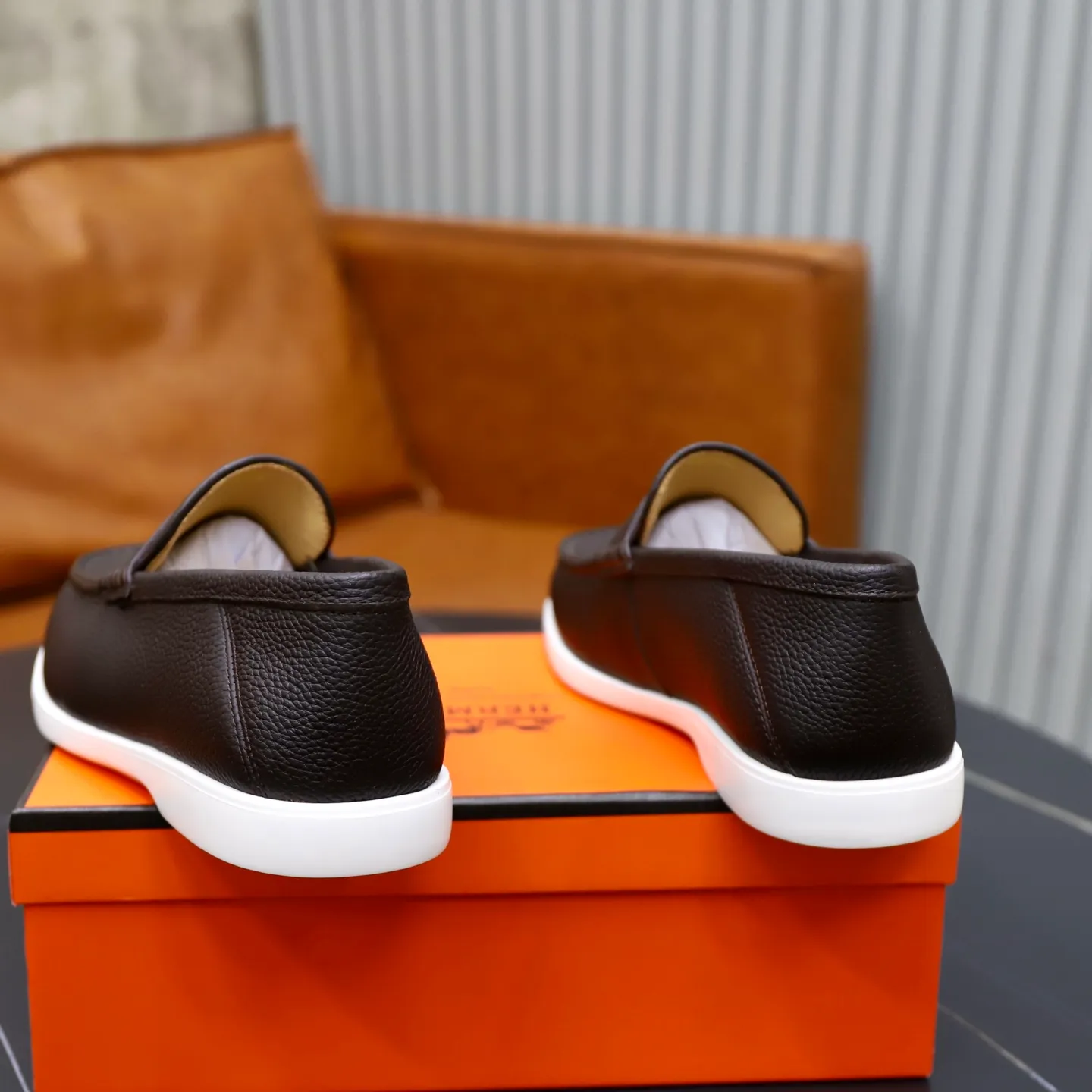 Ex-factory price: 560💰Hermès/Hermès slip-on men's shoes. This shoe is made of imported pebbled cowhide. It has simple and smooth lines and is combined with aerodynamically designed 3CM rubber foam ultra-light soles! Youthful and fashionable, classic H-shaped hardware buckle decoration, calf lining gently wraps the feet, with logo cowhide feet, casual and urban style, highlighting youthful vitality, sports and leisure version, super versatile, code number: 38-39-40-41-42-43-44 standard leather shoe size (45 can be customized but does not support returns)